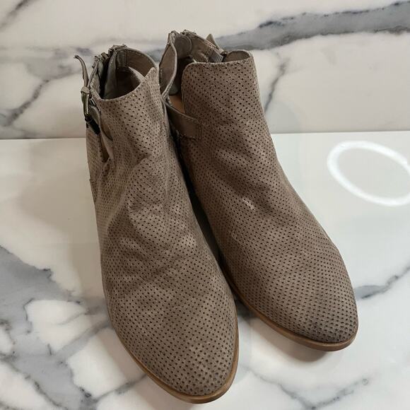 DV by Dolce Vita | Women's Taupe Perforated Back Zip Side Buckle Booties Sz 9.5 - Picture 3 of 8